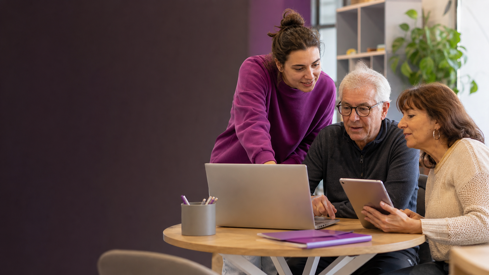 Médiatrice accompagnant des adultes dans leurs usages numériques