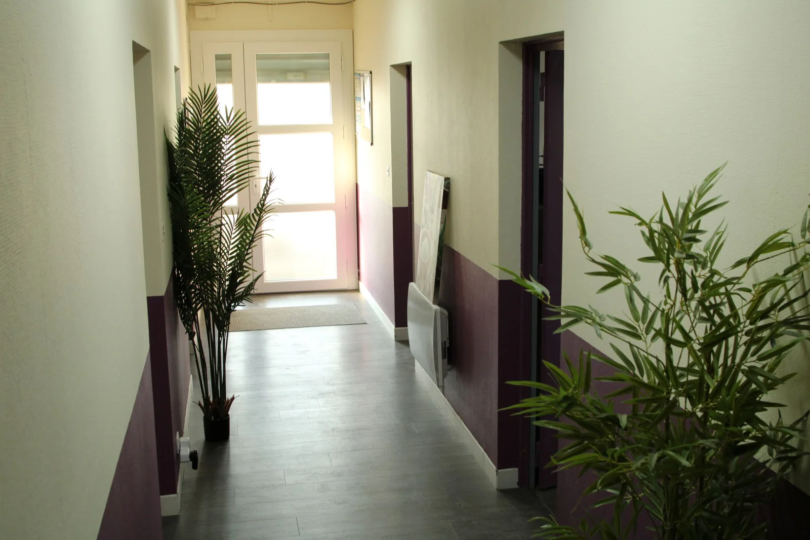 Entrée intérieure bicolore blanche et violette des locaux PCWORKS31
