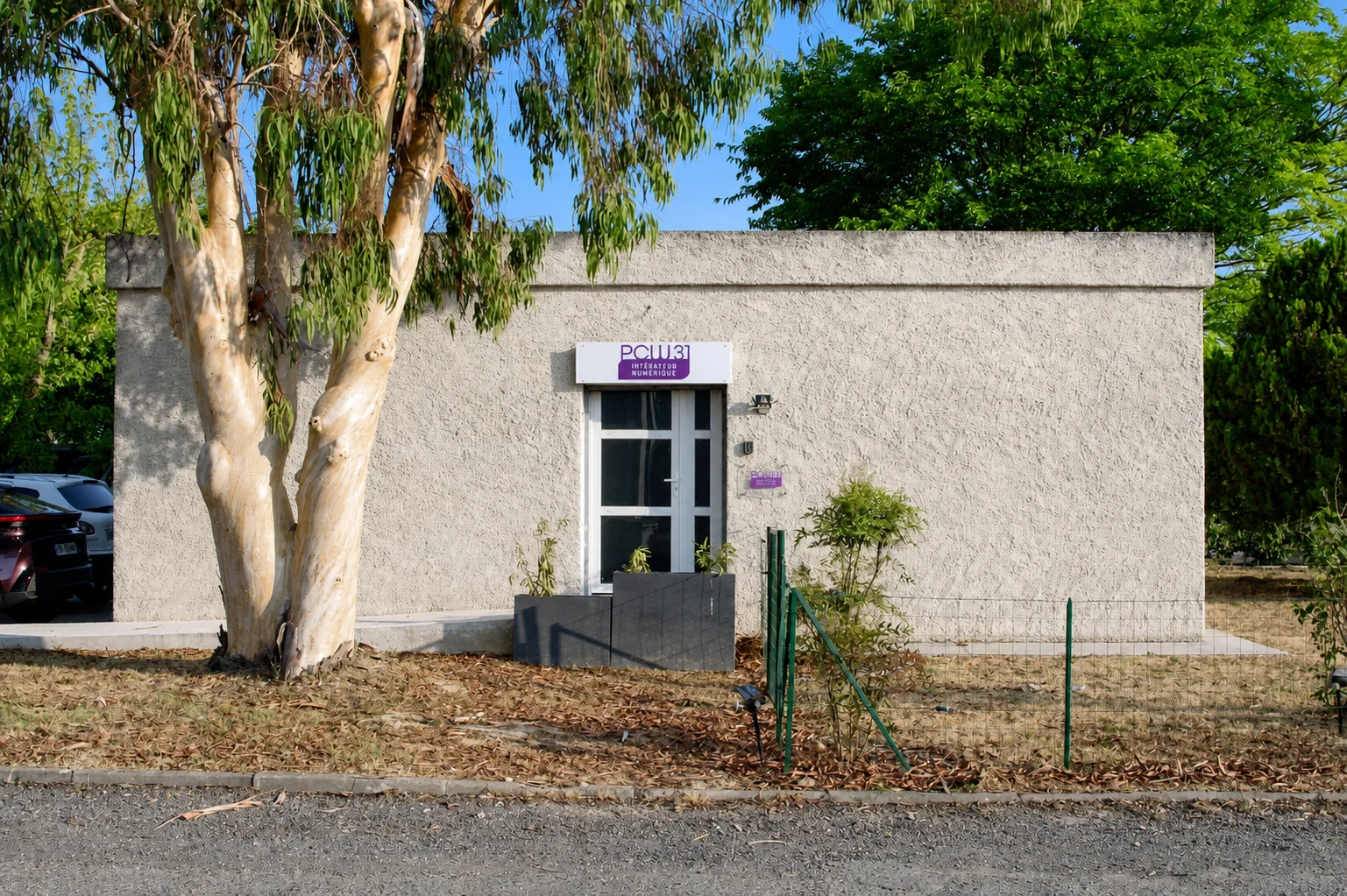Façade et entrée extérieure des locaux PCWORKS31 à Lespinasse