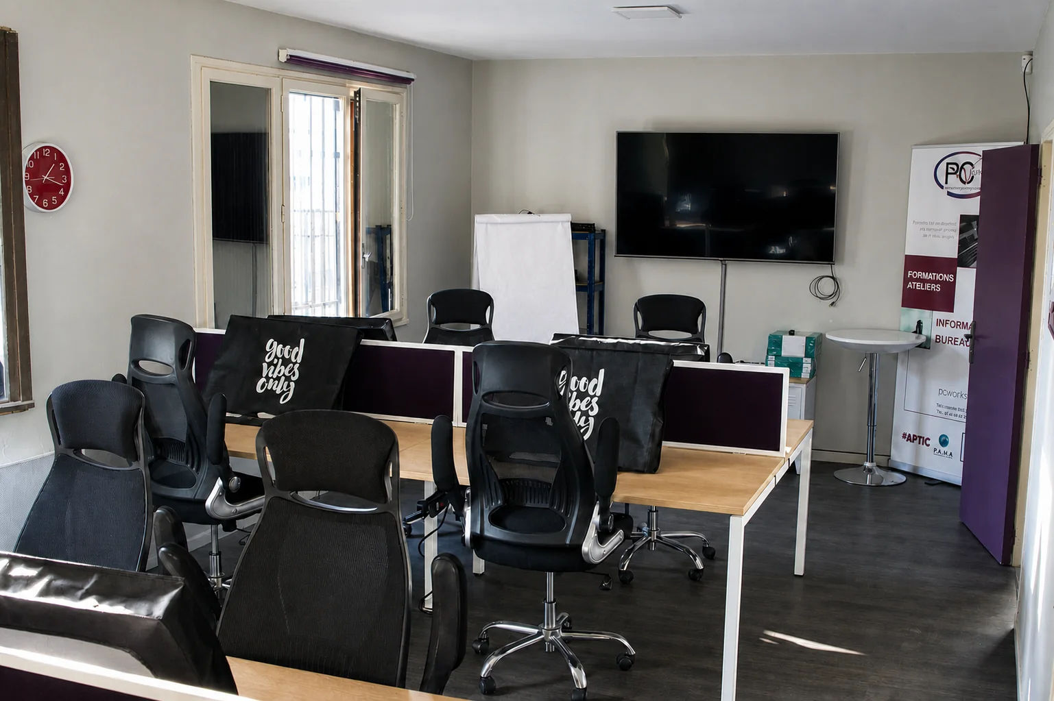 Salle de formation PCWORKS31 équipée d’ordinateurs, d’un écran et d’un espace pédagogique
