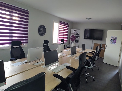 Salle informatique utilisée pour les formations numériques PCWORKS31