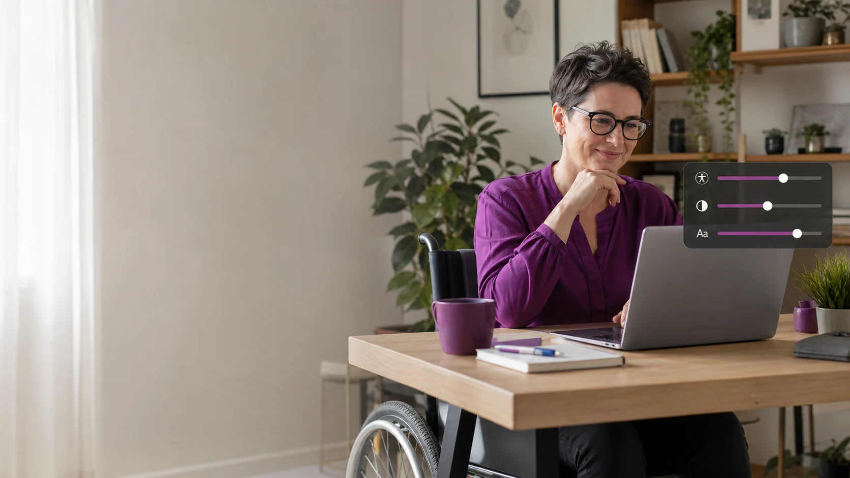 Une participante suit une formation numérique accessible à distance